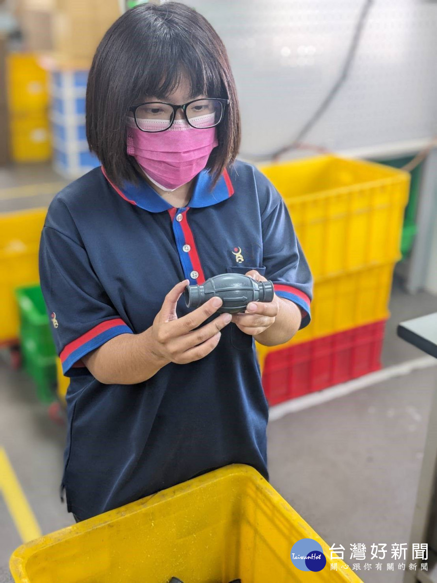 聽語障青年奕茹於廠內擔任品檢工作。圖/中彰投分署員林就業中心提供