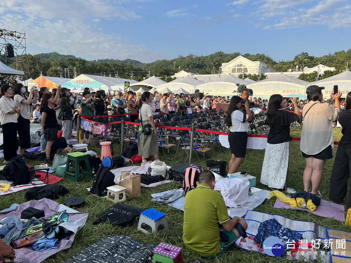 演唱會旁鋪滿野餐墊。(南投縣府提供)