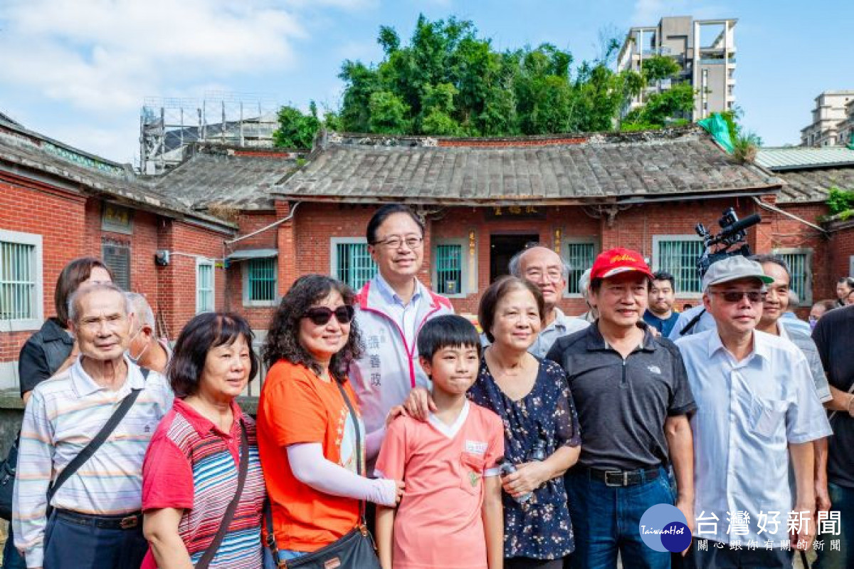 張市長與在地鄉親合影。<br /><br />