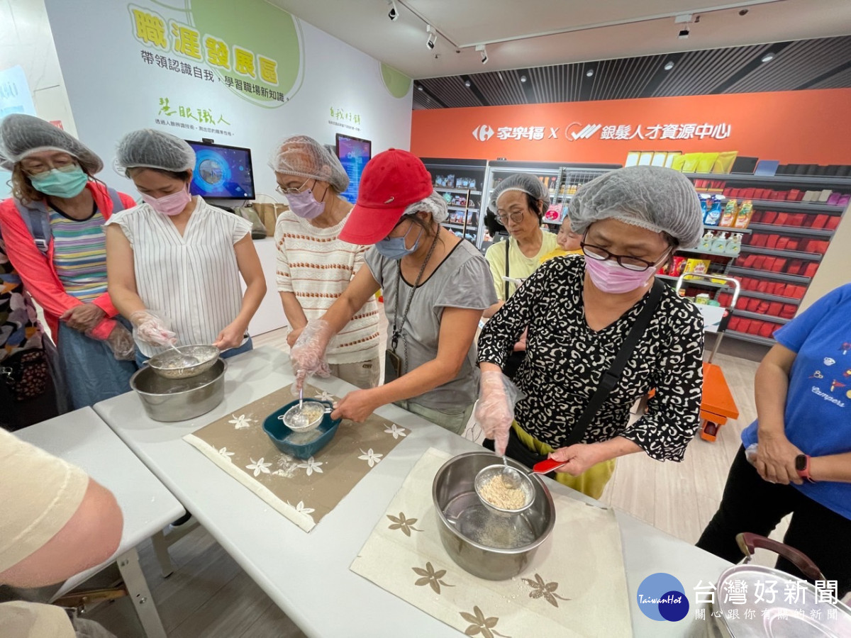 「糕心祝福 溫情重現」現場,帶領民眾一同製作重陽糕。
