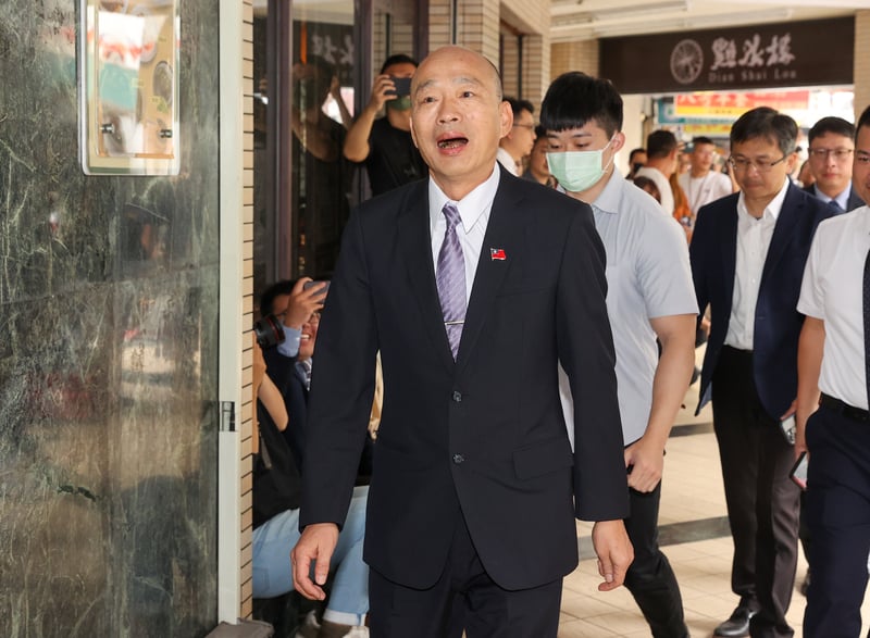 行政院長卓榮泰、立法院長韓國瑜11日邀請朝野黨團幹部餐敘,韓國瑜(前)中午赴宴,前往點水樓餐廳。 中央社