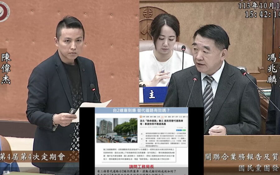 圖/新北市議員陳偉杰今(11)日針對台2線、淡金路跟坪頂路口交通雍塞的情形,質詢相關的局處。(新北市議員陳偉杰提供)