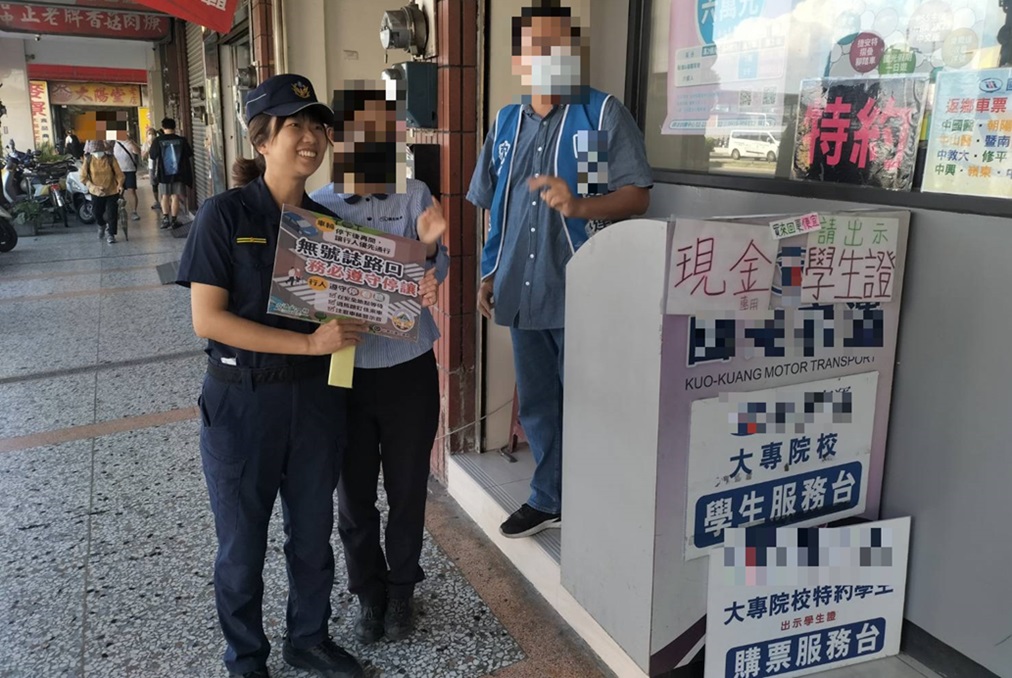 ▲圖說:繼中所女副所長特地前往公車服務站向司機宣導「停讓行人優先通行」 (圖/台中市政府 提供)