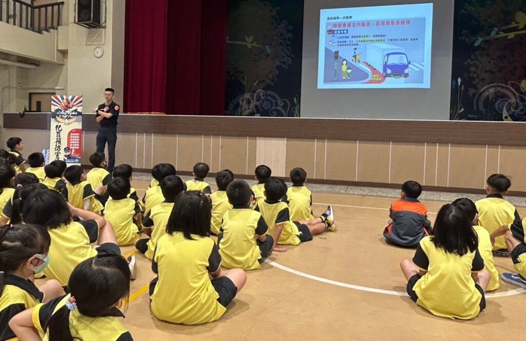 ▲圖說:第一警宣導團前進校園,向學童宣導「行走行人穿越道」、「遵守交通號誌」等交通安全觀念 (圖/台中市政府 提供)