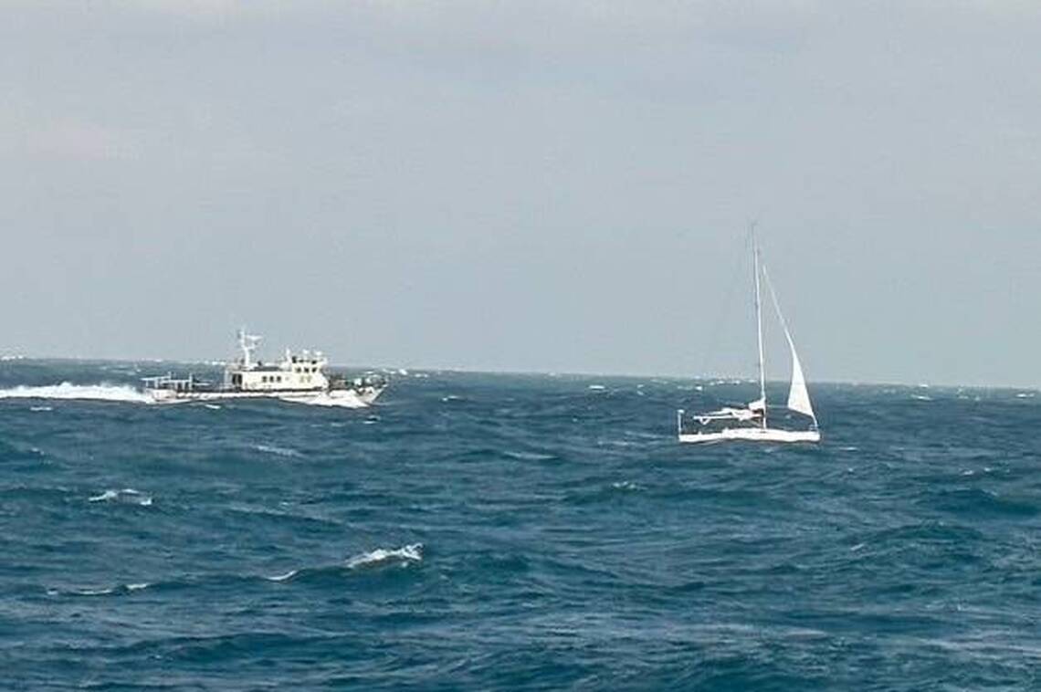 帆船舵板斷裂失去動力 海巡接力戒護平安返港