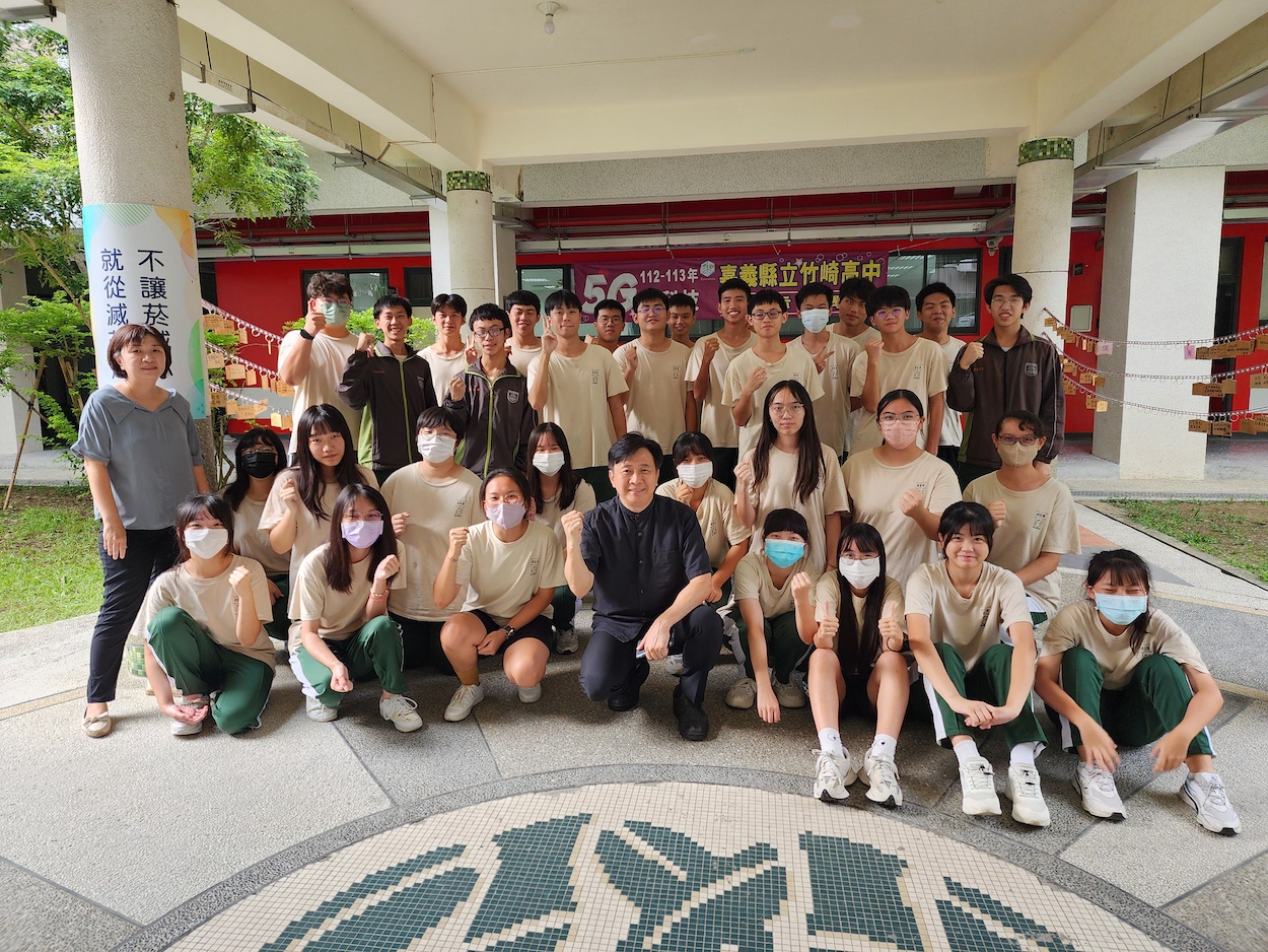 ▲嘉義縣立竹崎高中蘇淵源校長帶領同學們完成自我期許。（圖/竹崎高中提供）