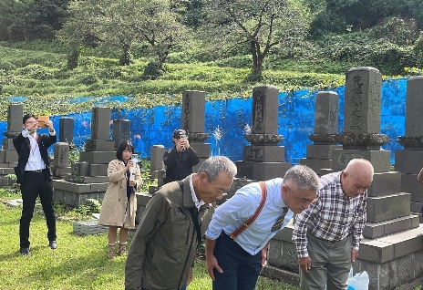 ▲樹生酒莊洪吉倍與陳千浩老師在茲念茲,到川上善兵衛的墳前,說一聲:「非常謝謝」。(記者李堂安翻攝)