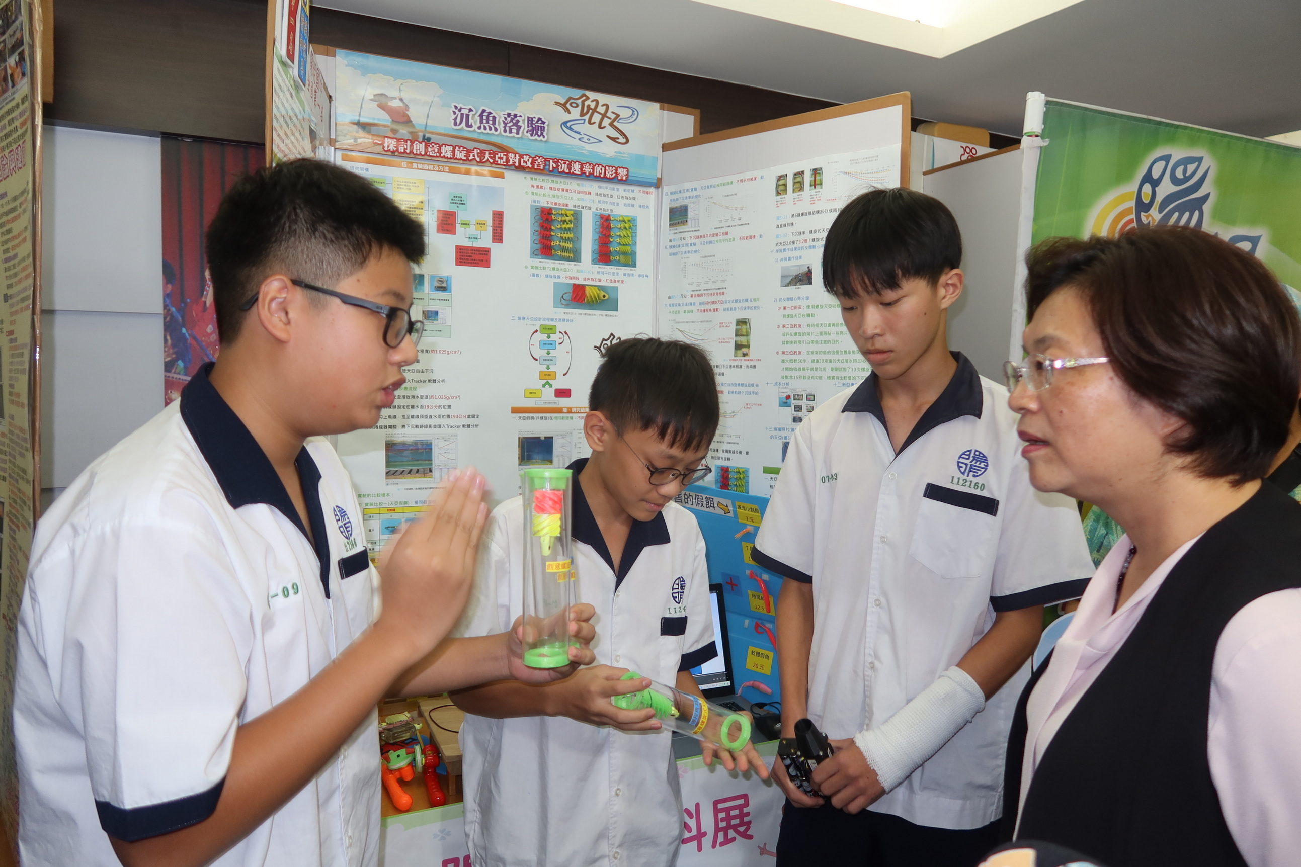 ▲第64屆中小學科學展覽會彰化縣代表隊表現亮眼，縣長王惠美在南郭國小頒獎表揚得獎學生與指導老師。（記者張溎壕攝）