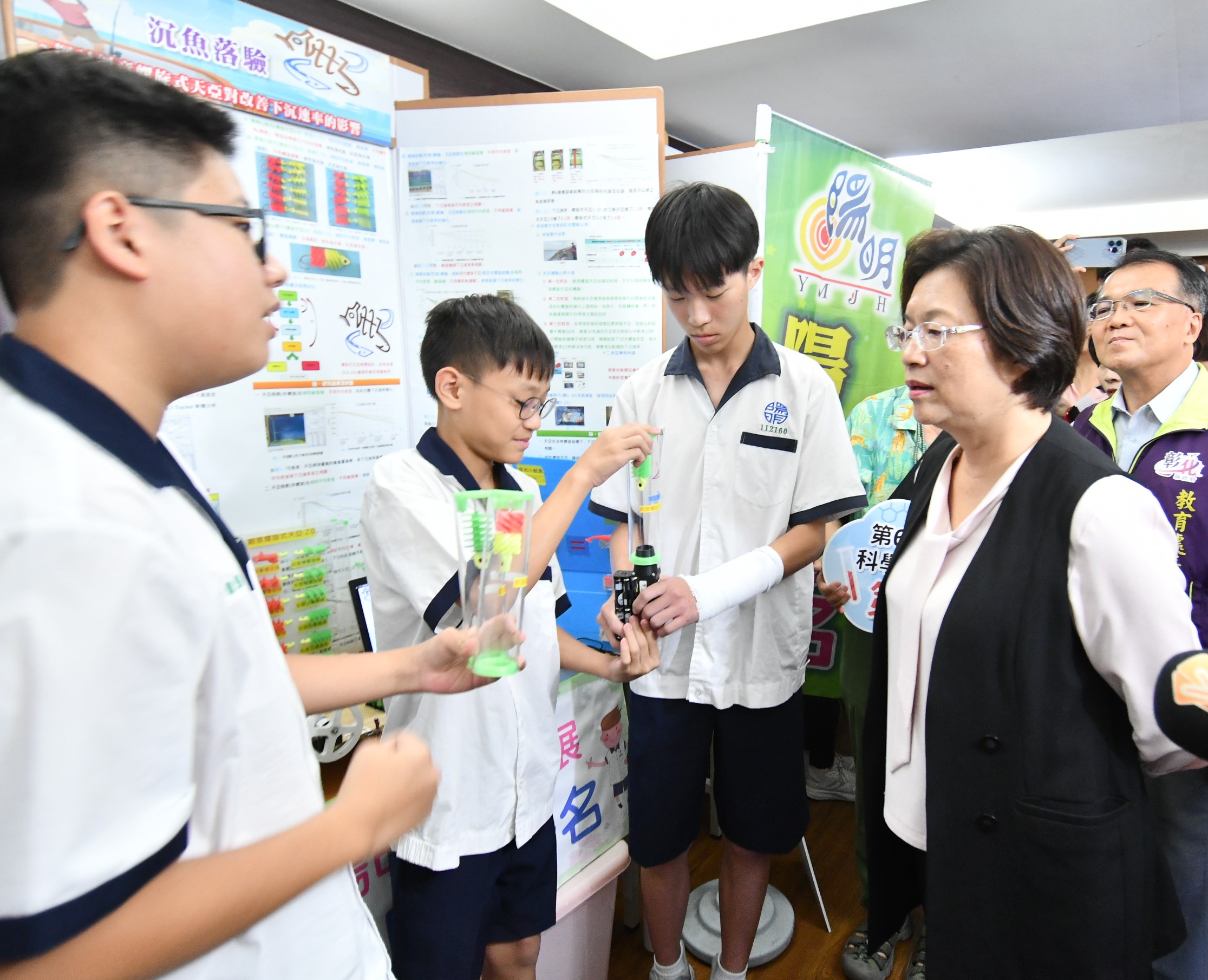 ▲第64屆中小學科學展覽會彰化縣代表隊表現亮眼，縣長王惠美在南郭國小頒獎表揚得獎學生與指導老師。（記者張溎壕攝）