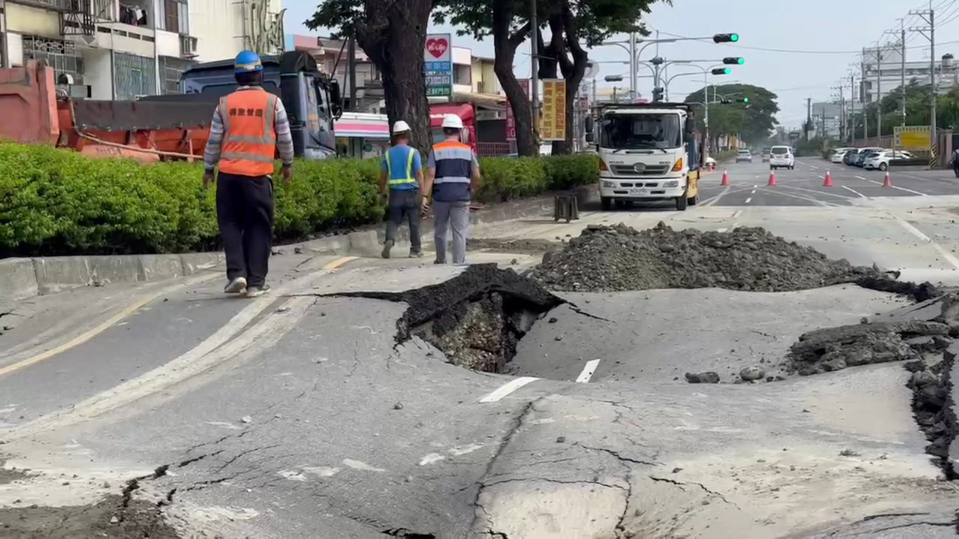 ▲花壇鄉省道台一線中山路「炸出一個大洞」,黃泥沖出路面,路面突炸裂成「波浪狀」,猶如被砲彈轟炸過。(記者張溎壕攝)