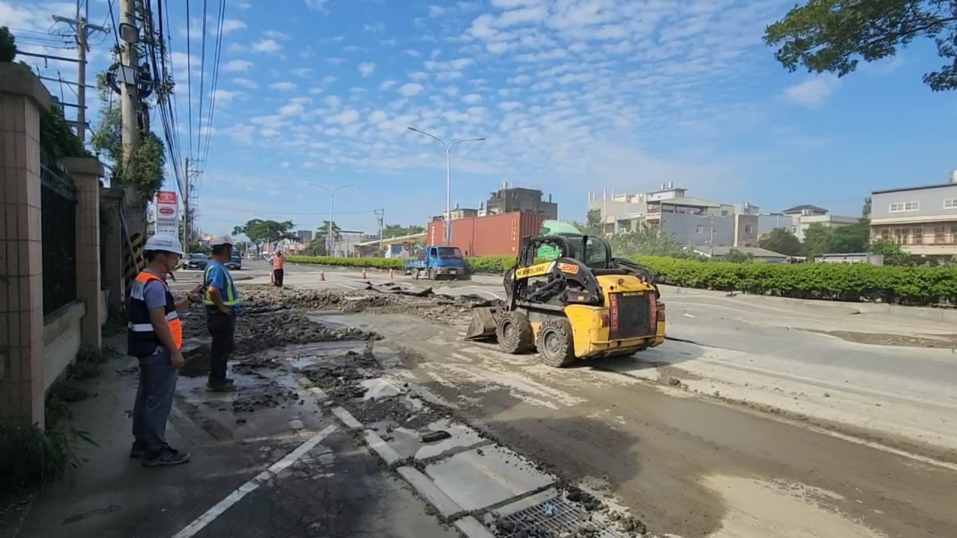 ▲花壇鄉省道台一線中山路「炸出一個大洞」，黃泥沖出路面，路面突炸裂成「波浪狀」，猶如被砲彈轟炸過。（記者張溎壕攝）