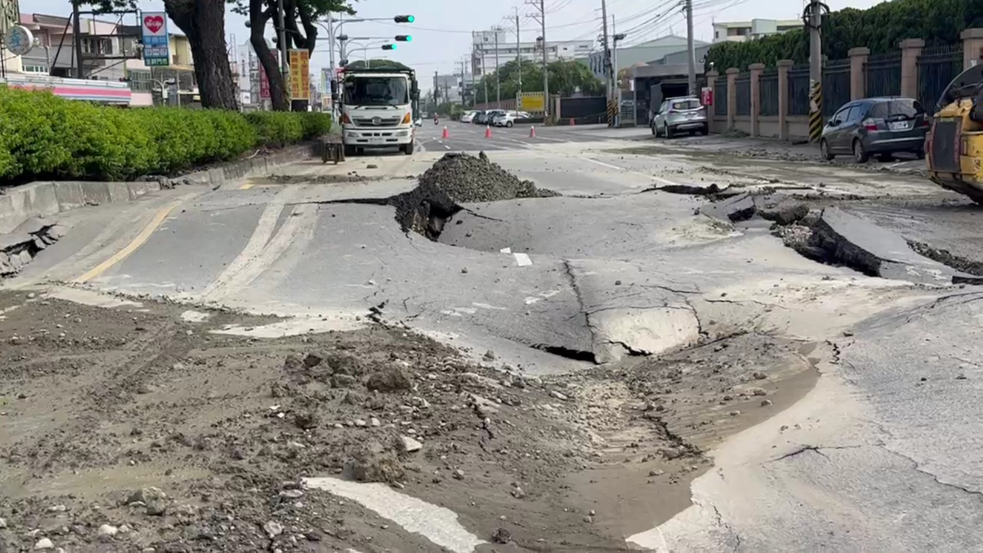 ▲花壇鄉省道台一線中山路「炸出一個大洞」，黃泥沖出路面，路面突炸裂成「波浪狀」，猶如被砲彈轟炸過。（記者張溎壕攝）