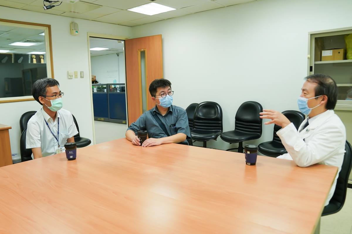 醫院醫師組針對抗生素管理資訊優化,思考醫師開立管制性抗生素的模式如何更貼近實行,左一為部立臺北醫院感染科林武甫主任。