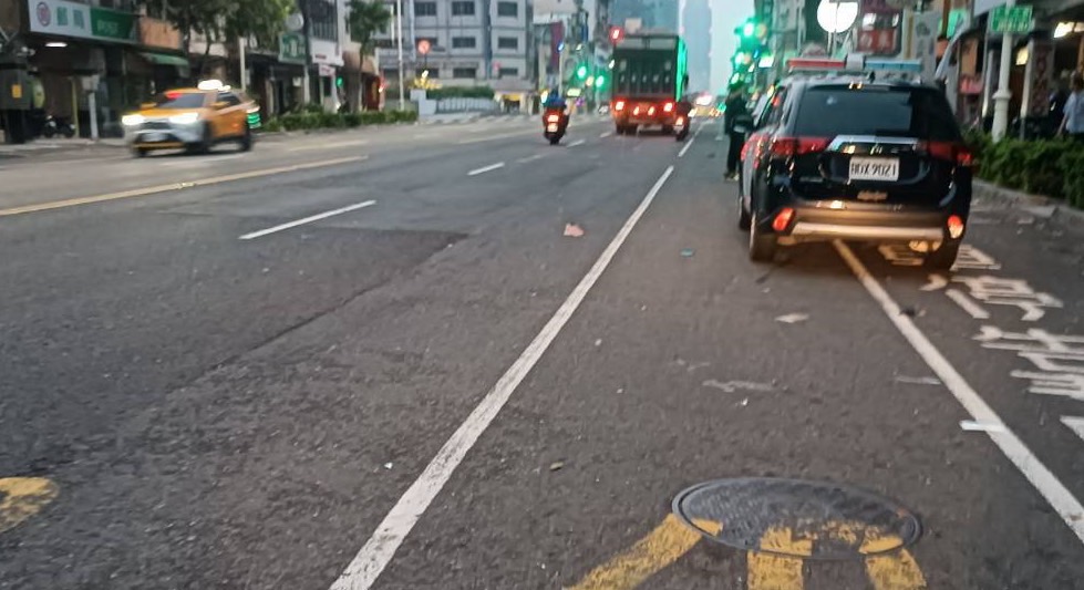 92歲婦人清晨過馬路慘死輪下,肇事駕駛棄車逃逸 92歲婦人清晨過馬路慘死輪下,肇事駕駛棄車逃逸