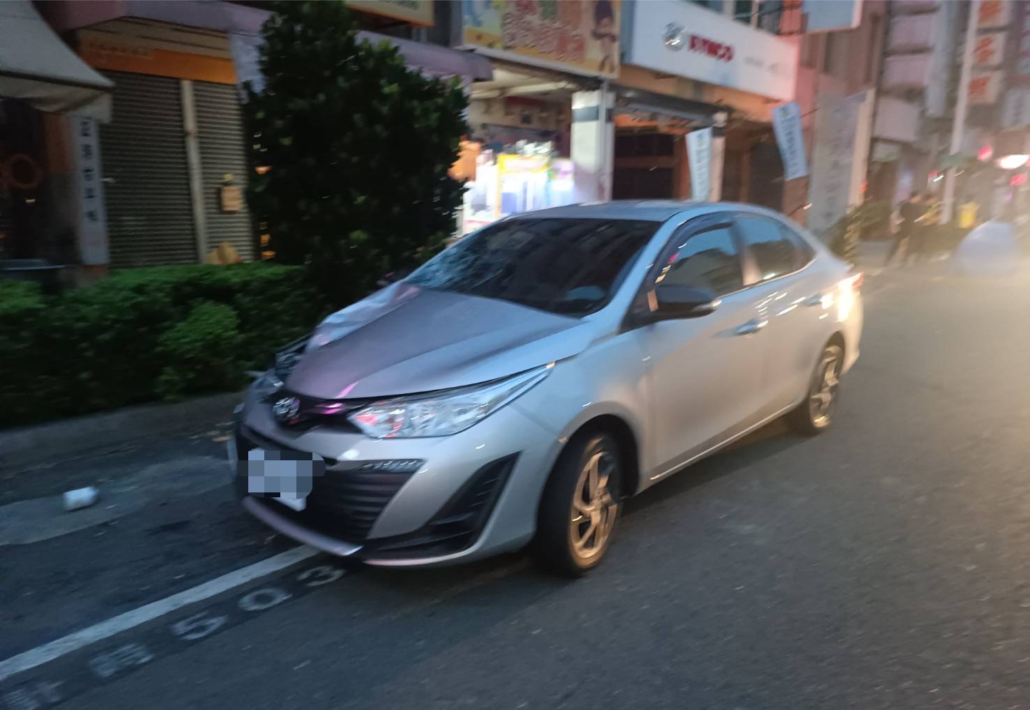 92歲婦人清晨過馬路慘死輪下,肇事駕駛棄車逃逸 92歲婦人清晨過馬路慘死輪下,肇事駕駛棄車逃逸