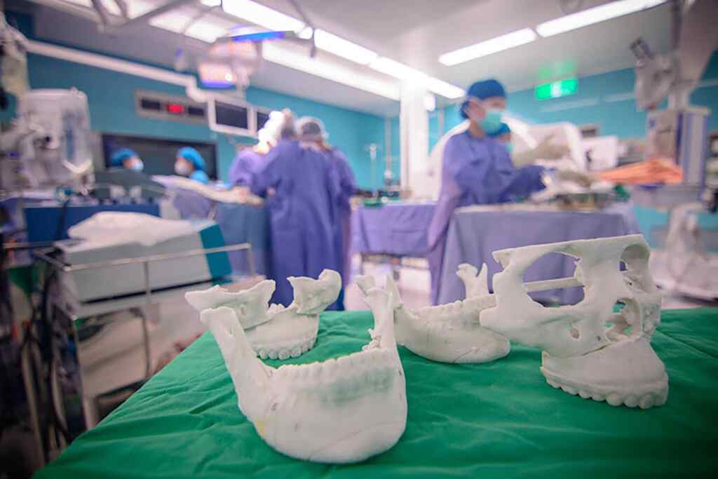 ▲手術前透過3D模擬製作模型，得以清晰說明治療計畫。（彰基醫院提供）