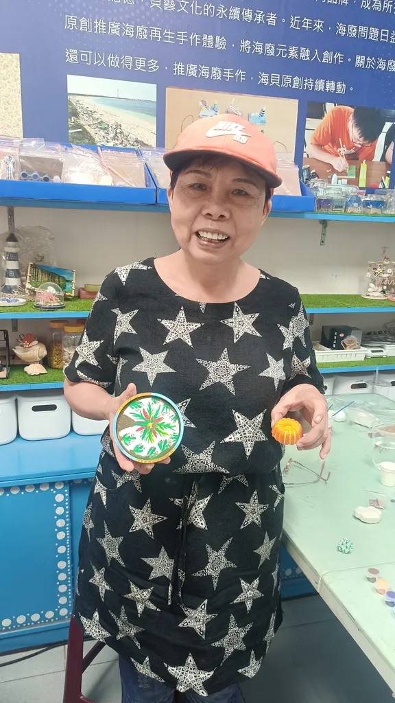 利用廢棄蚵殼製作各式各樣的創意作品。