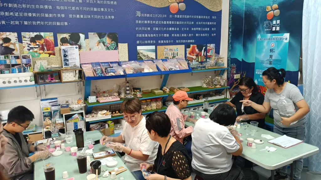 利用廢棄蚵殼製作各式各樣的創意作品。