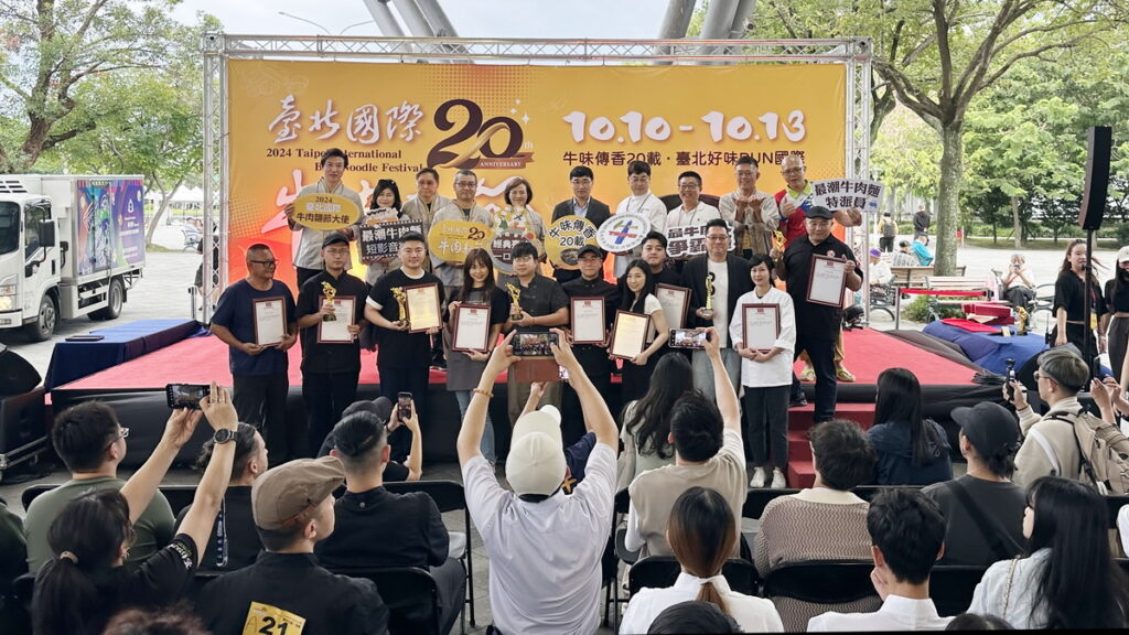2024臺北國際牛肉麵節「調理包組」,參賽者「蔣府宴」勇奪本屆比賽雙冠王。(圖/臺北市商業處)