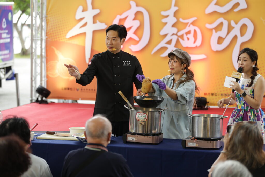 2024臺北國際牛肉麵節「國際大師秀」,台菜王子黃景龍師傅製作「牛轉乾坤百寶袋」。(圖/臺北市商業處)