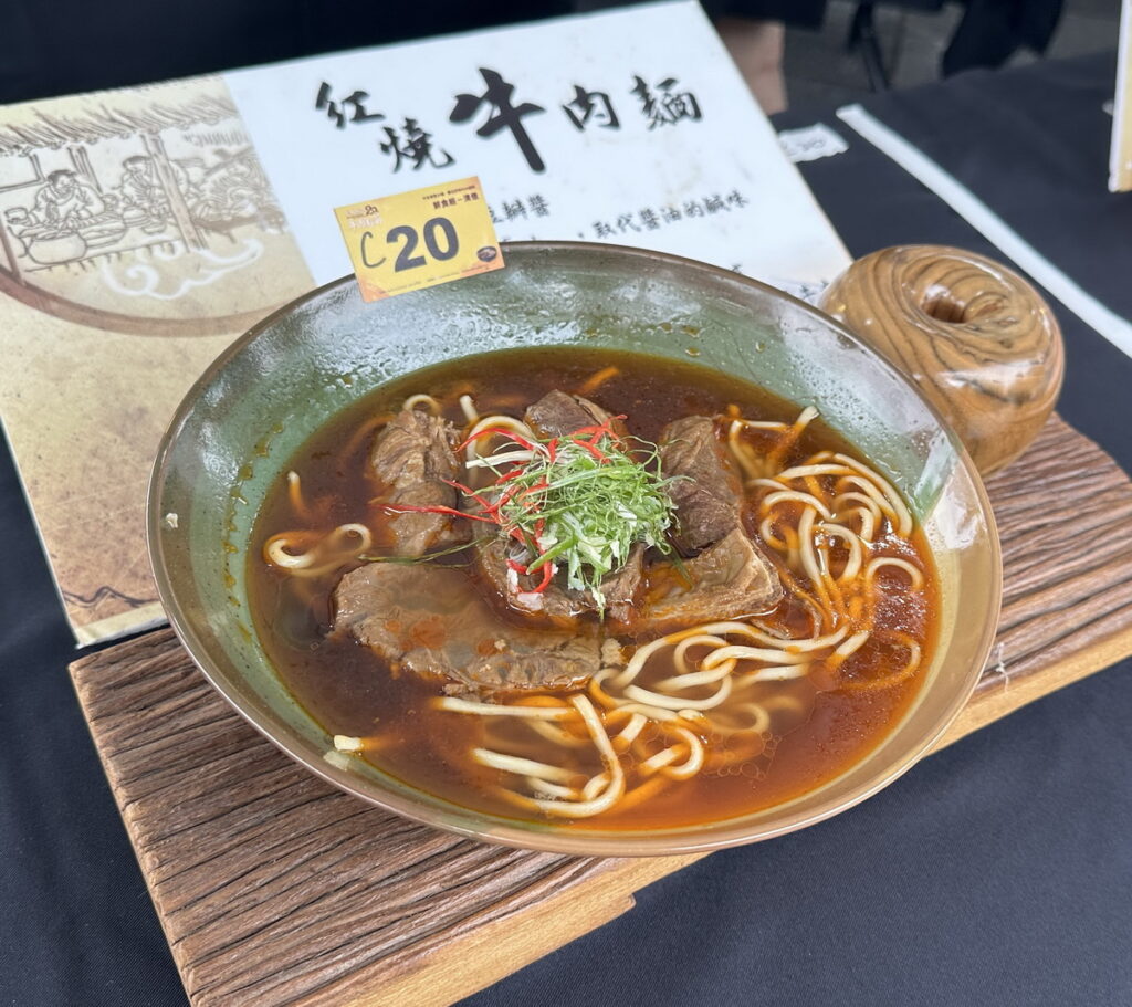 2024臺北國際牛肉麵節「調理包組」,參賽者「阿牛牛肉麵」勇奪本屆比賽雙冠王。(圖/臺北市商業處)