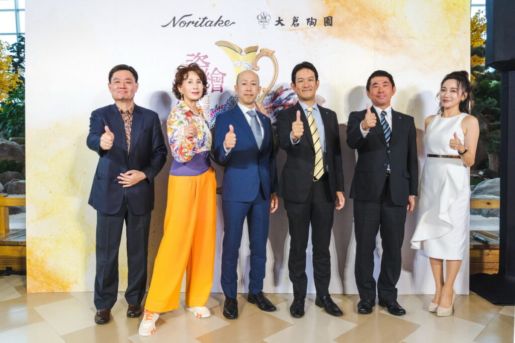 (左一)旺代執行長王獻德,(左二)周丹薇,(中)手繪大師山田智嗣,(右二)NORITAKE海外營銷部副總經理Suzuki(鈴木先生),(右一)NORITAKE業務經理Shiba Hiroyuki (芝 宏行),(右)主持人小魚(圖/旺代企業提供)