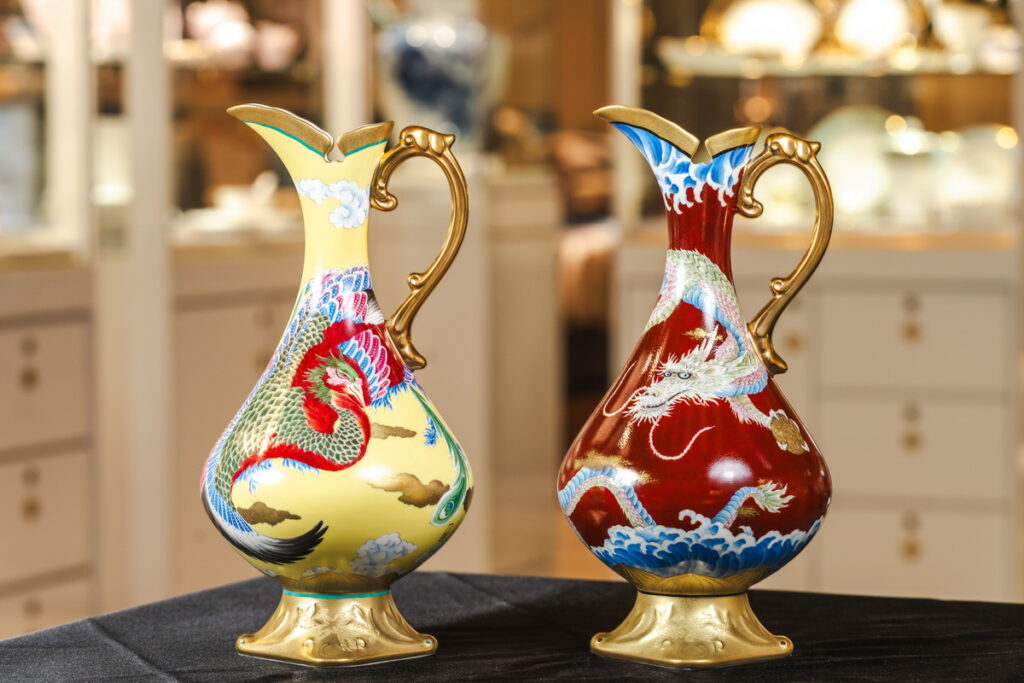 (左)手繪葛飾北齋鳳凰圖花瓶31CM,(右)手繪葛飾北齋龍圖花瓶31CM。現場展示(圖/旺代企業提供)