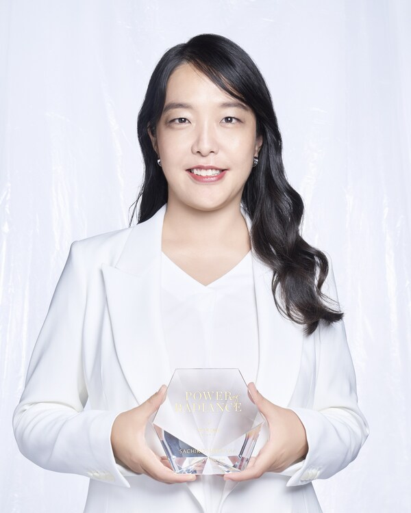 Sachiko Nakajima receiving Cl&eacute; de Peau Beaut&eacute;'s Power of Radiance Awards 2025
