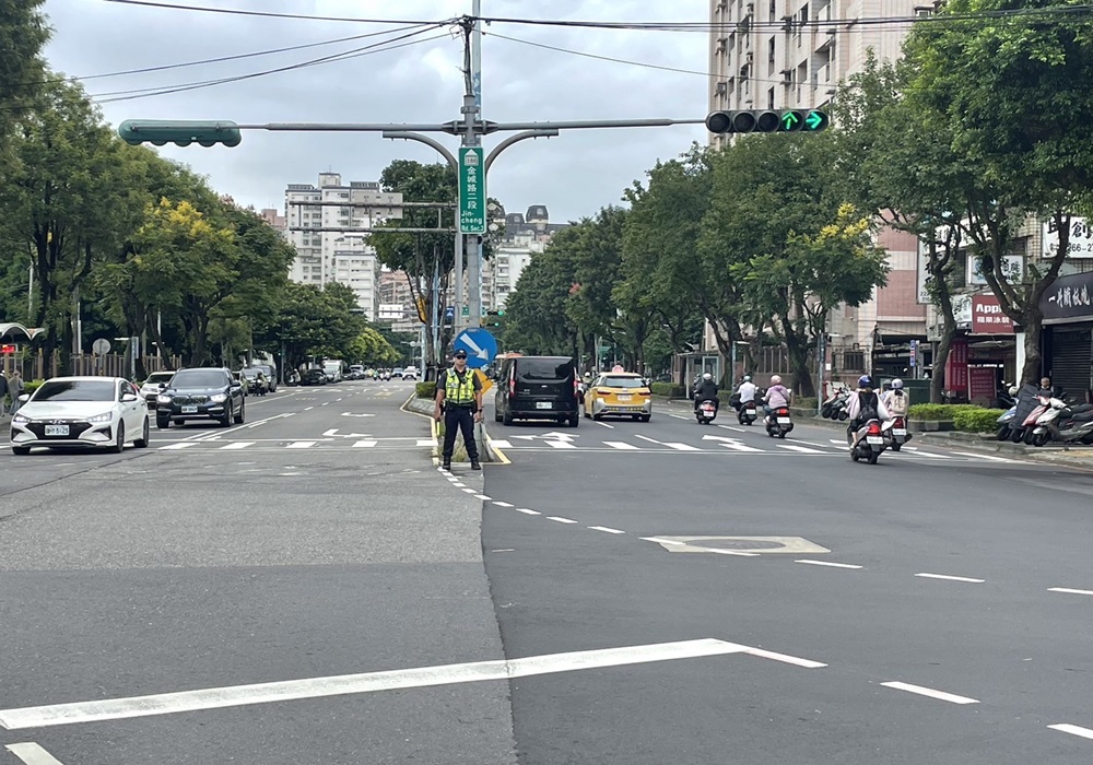 國慶日後仍湧觀光旅遊車潮 土城警強力執法交通不打結 245 248241011a01