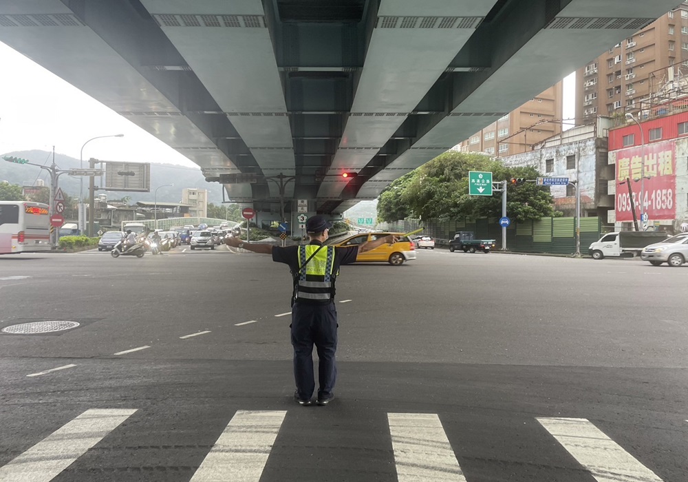 國慶日後仍湧觀光旅遊車潮 土城警強力執法交通不打結 246 248241011a02