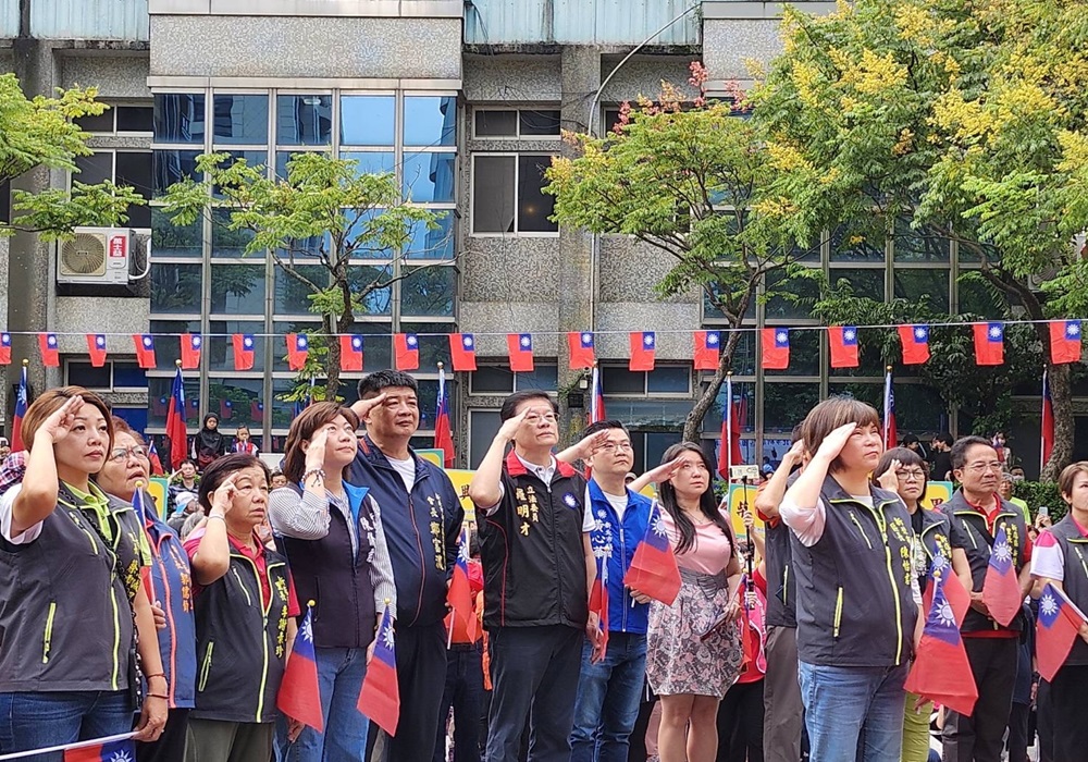 國慶日新店旗海飄揚慶雙十 羅明才及議員齊聚升旗展熱情 257 248241011a05