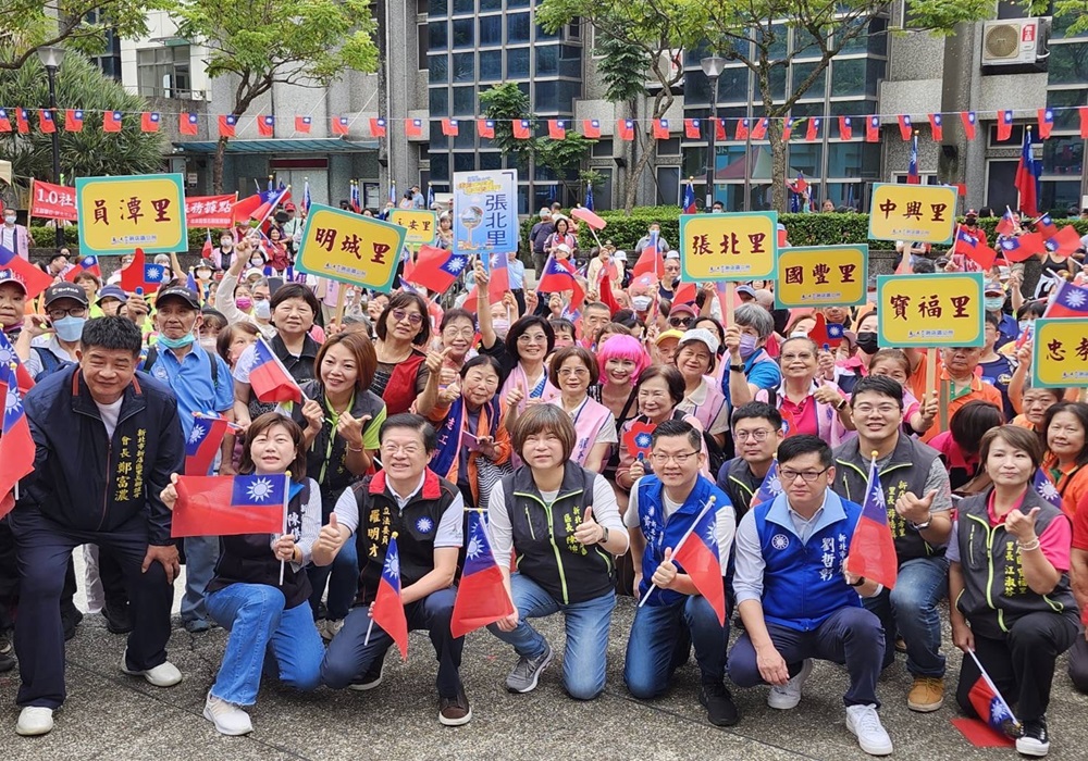 國慶日新店旗海飄揚慶雙十 羅明才及議員齊聚升旗展熱情 258 248241011a06