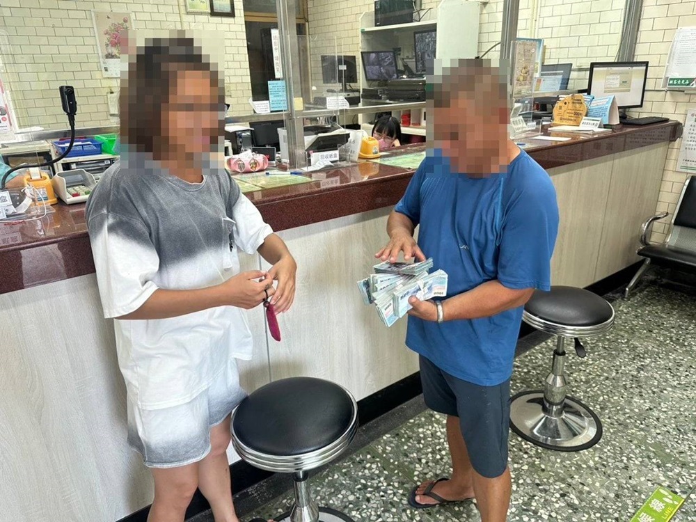 存摺驟多107萬元 婦人驚怕成人頭帳戶急報警 254 cnews204241011a03