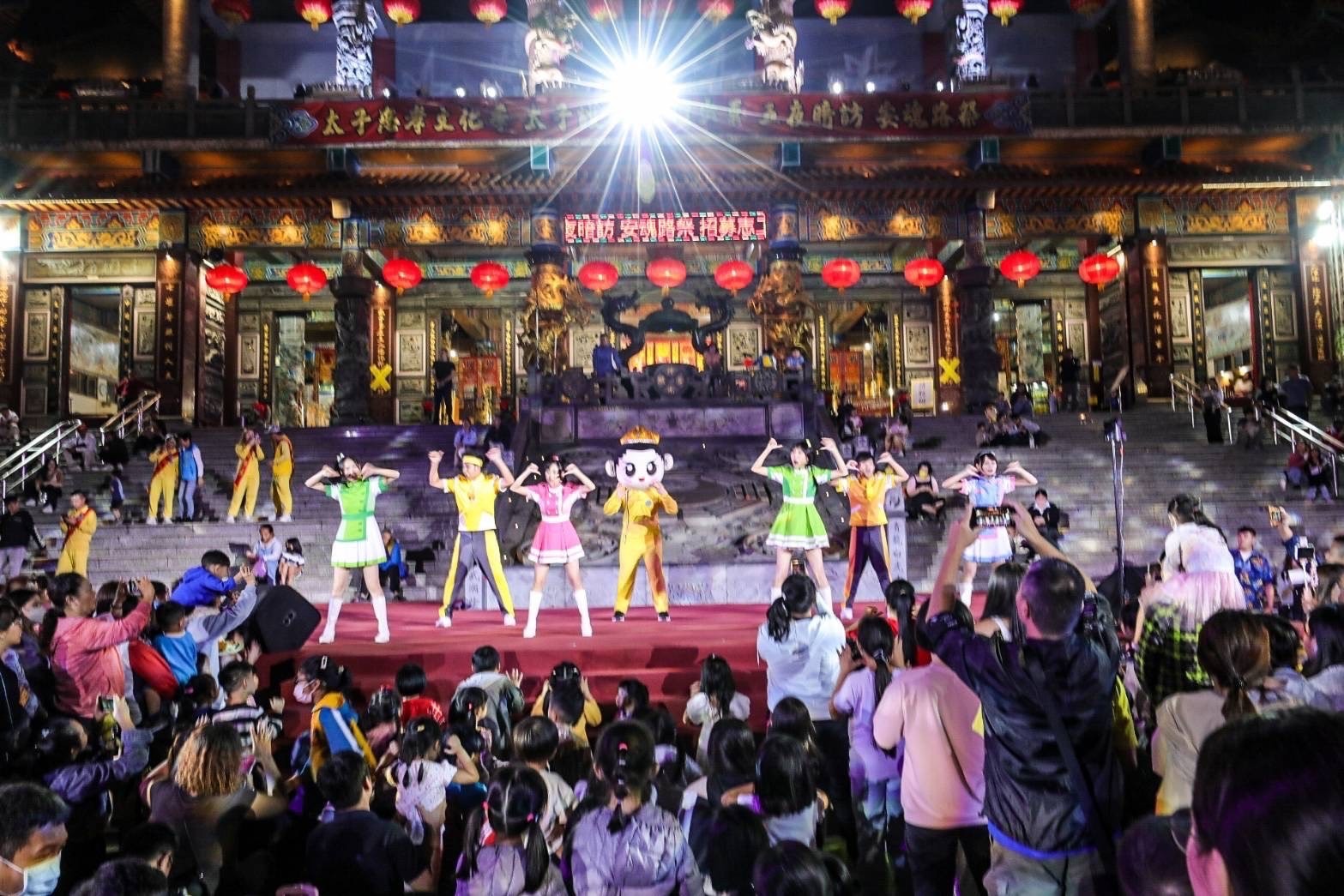 東森YOYO哥哥姊姊與Q版太子合體表演,風靡現場小朋友。(圖/桃園護國宮提供)