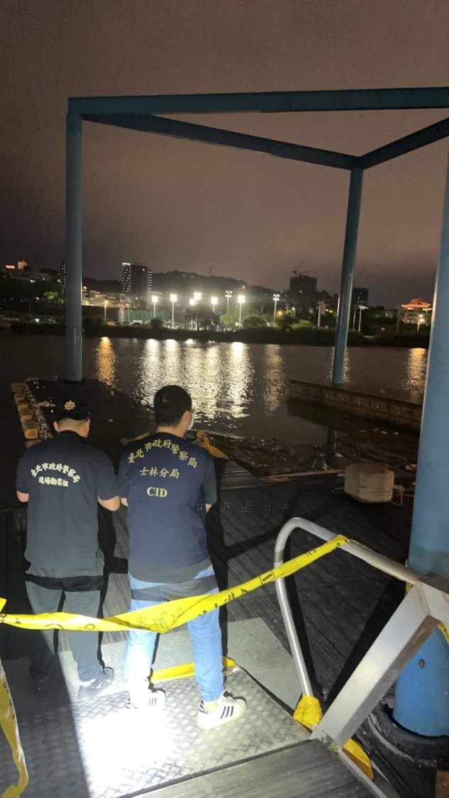 死者身體腐爛程度較高,初步推測遺體在水中漂浮已超過數日。(記者 黃荷琇翻攝)