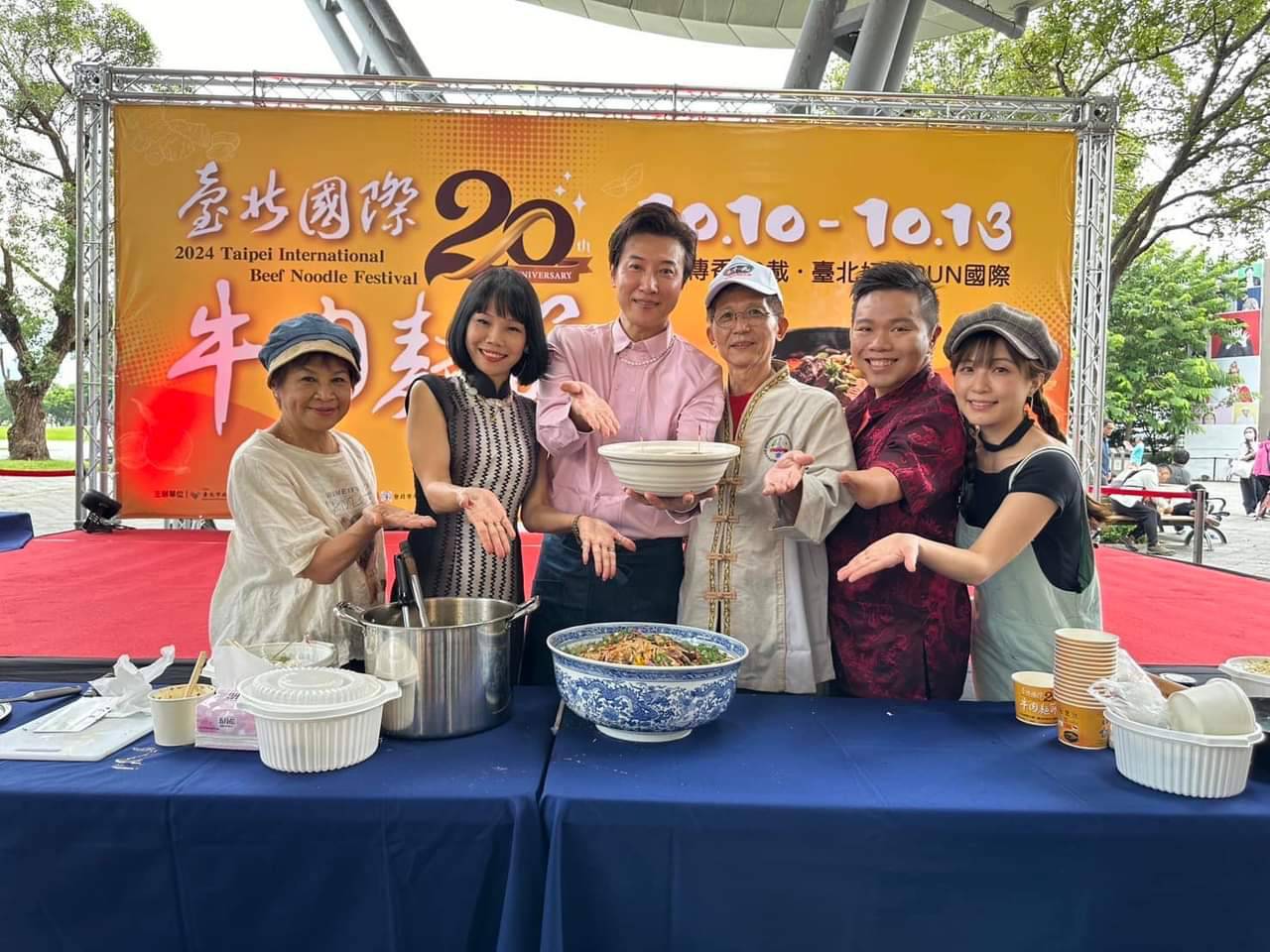亞洲美食天王&明新科技大學副教授陳鴻代言人(左三) 、亞軍QQ姐姐(右一)、冠軍虎克船長(右二)。(圖/記者林照東翻攝)