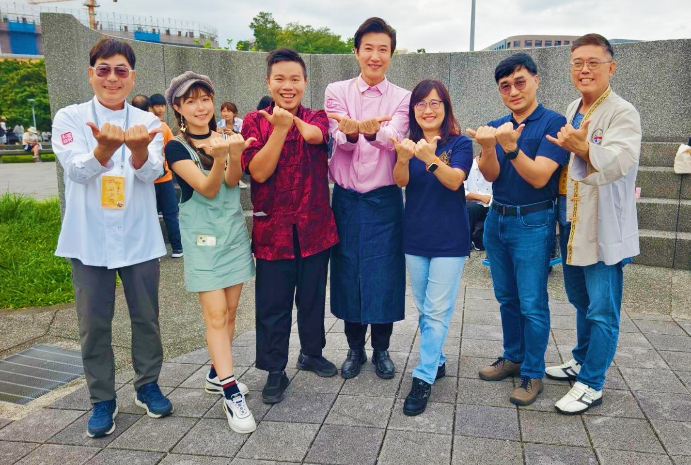 中間為代言人陳鴻,左二是亞軍得主QQ姐姐,左三則為冠軍虎克船長。(圖/記者林照東翻攝)