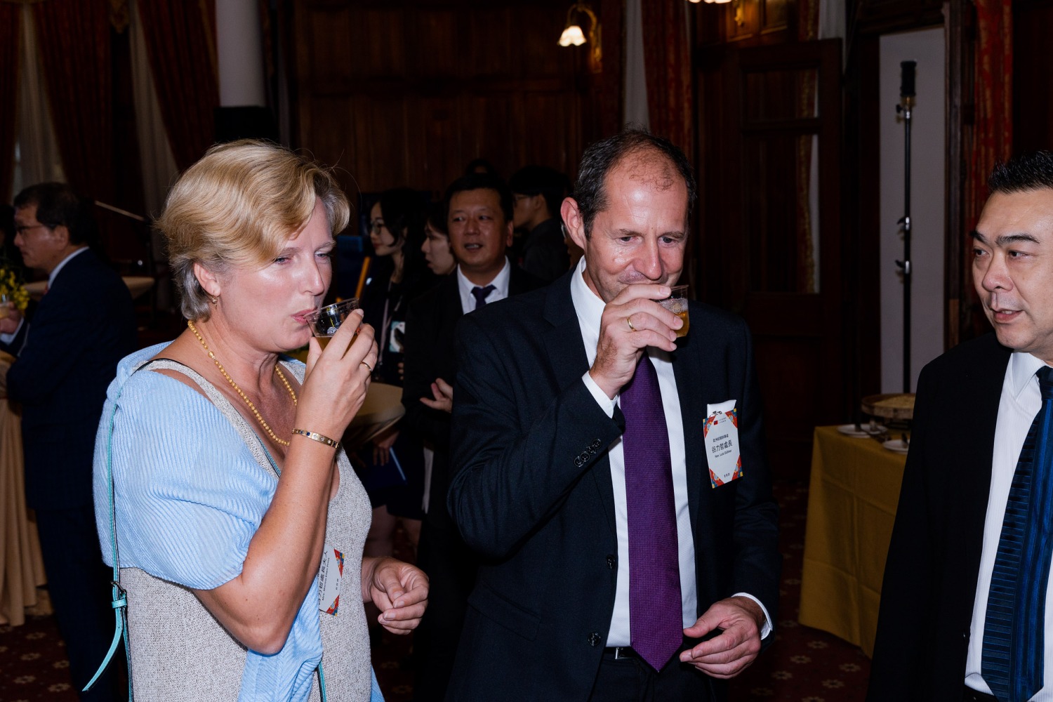 歐洲經貿辦事處處長谷力哲處長與夫人品嚐精釀金門啤酒後讚不絕口。(圖/金門酒廠提供)