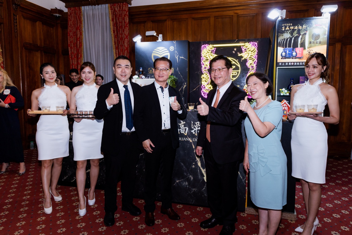 113年國慶酒會外交部林佳龍特地到金門酒廠讚好酒。(圖/金門酒廠提供)
