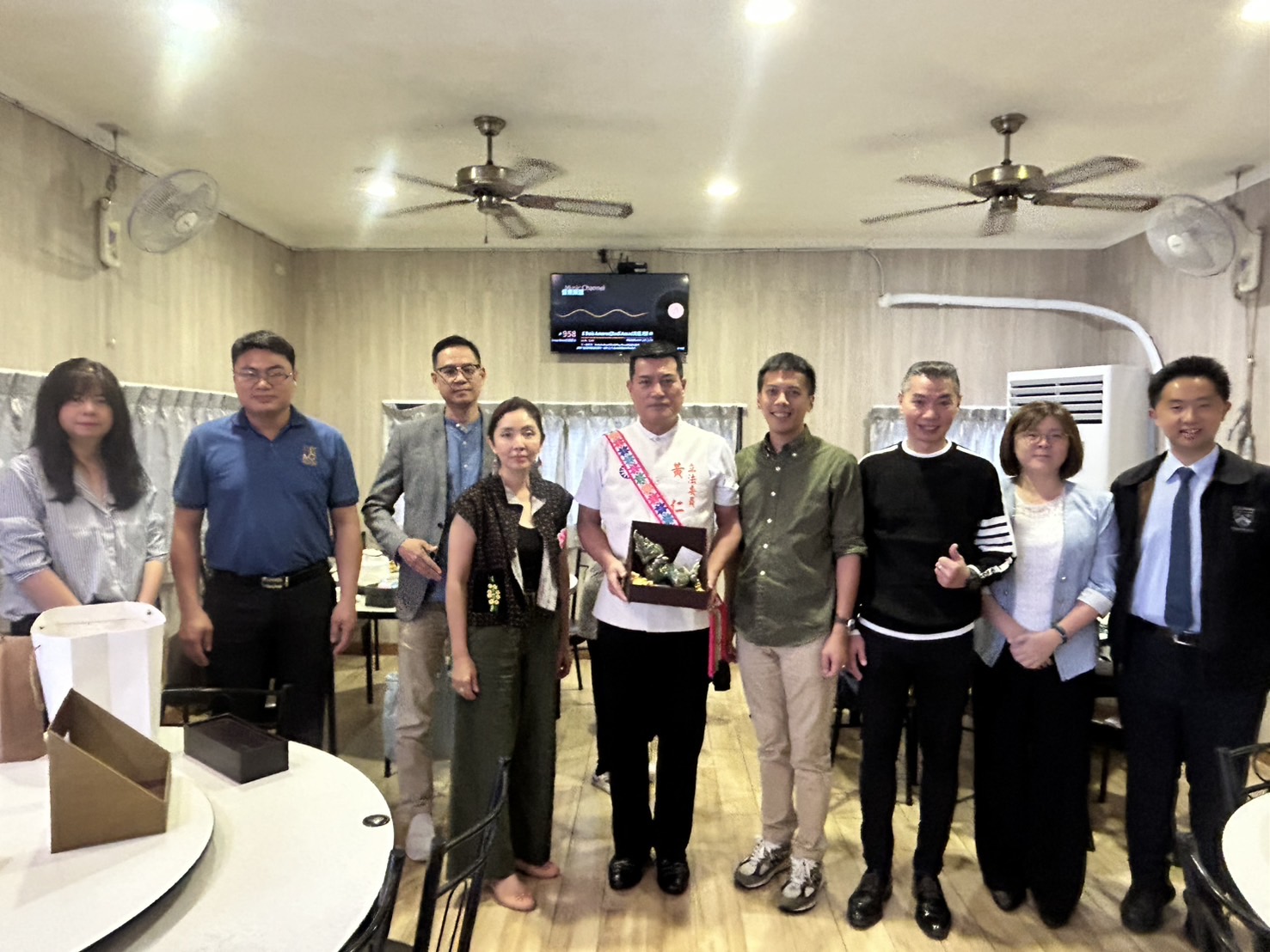 黃仁和Yaowalux Wongprapara一行大合影。(圖／黃仁國會辦公室)