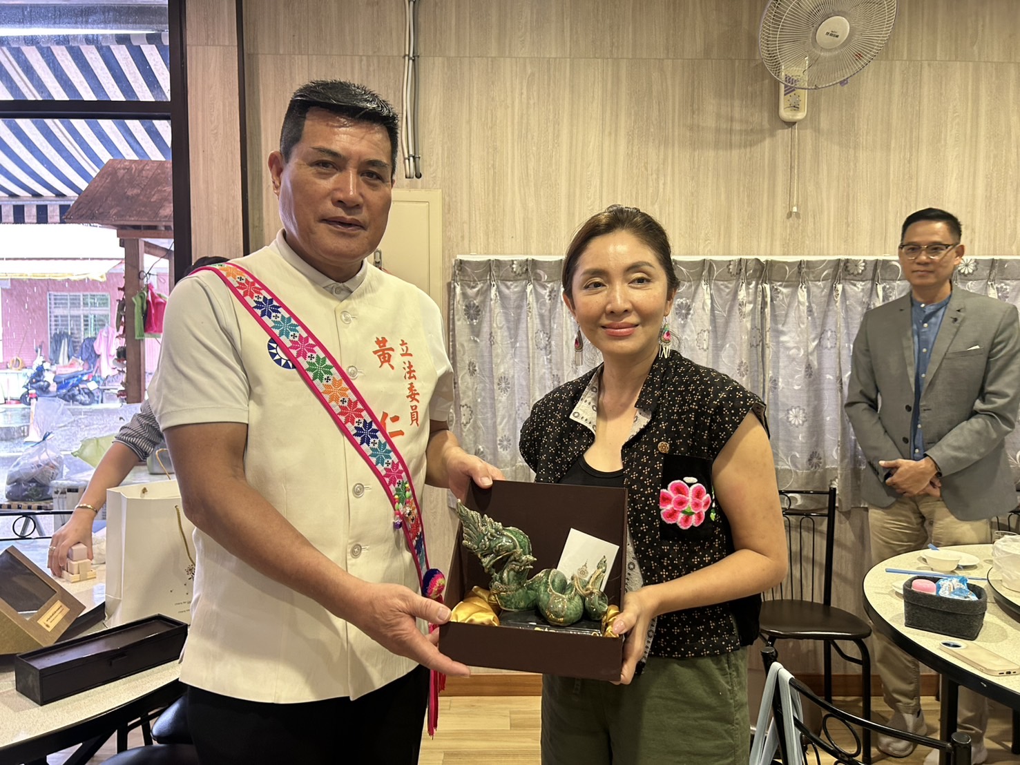 友情長存！Yaowalux Wongprapara致贈精緻的泰國手工陶瓷龍紀念品。(圖／黃仁國會辦公室)