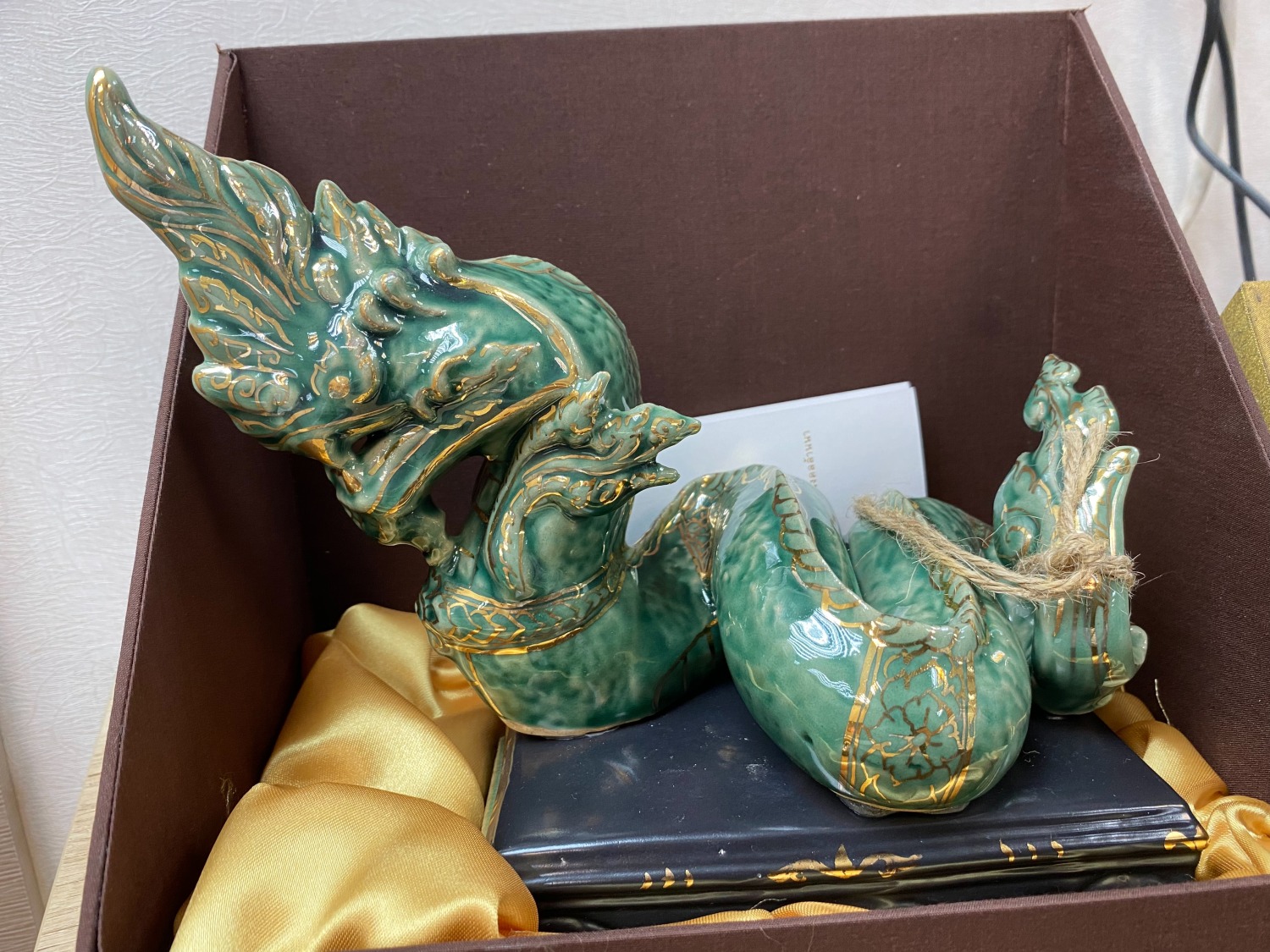 友情長存！Yaowalux Wongprapara致贈精緻的泰國手工陶瓷龍紀念品。(圖／黃仁國會辦公室)
