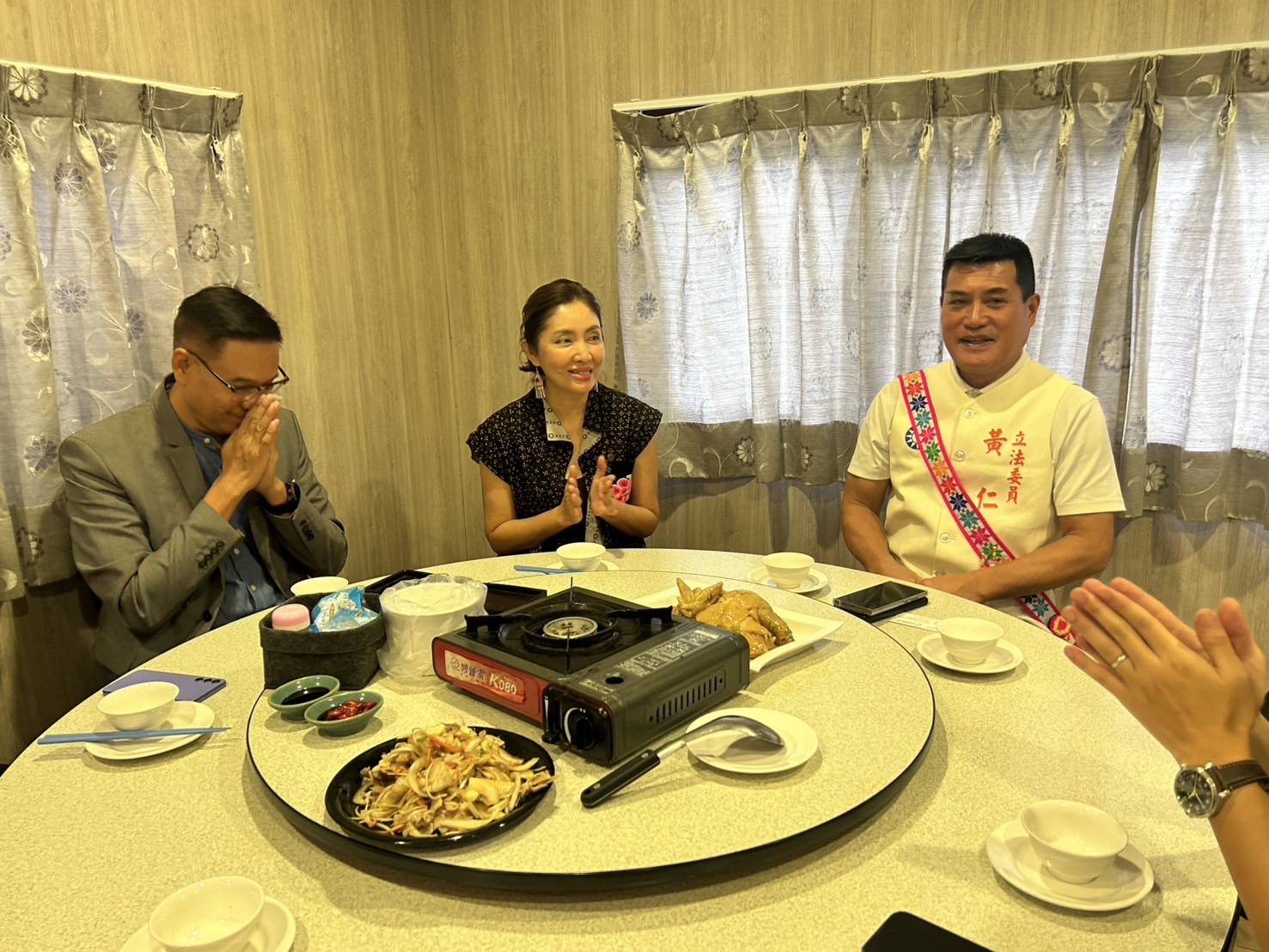 黃仁宴請Yaowalux Wongprapara一行。(圖／黃仁國會辦公室)