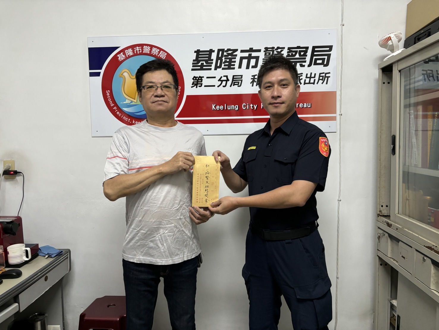 和一路警友站站長顏建霖提供慰問金,由所長陳志峰代表收受。(記者薛秀蓮翻攝)