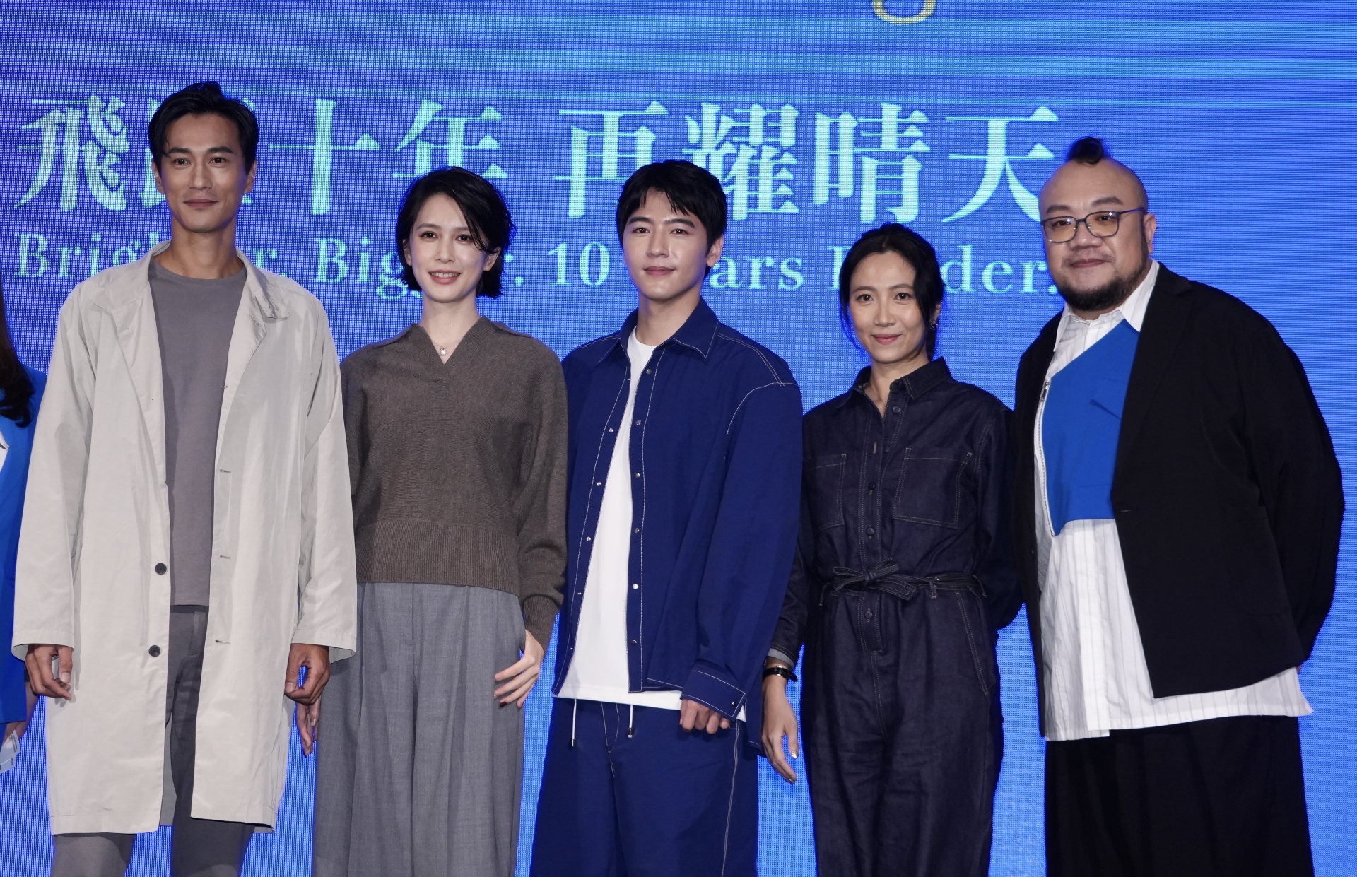 演員鍾承翰(左起)、劉奕兒、李宗霖、導演徐麗雯、葉天倫出席晴天影像10週年記者會,公布接下來拍片計畫。圖/田瑜萍攝