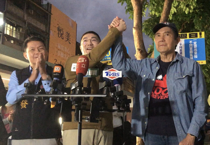 基隆市長謝國樑(中)罷免案13日即將投開票,前總統馬英九(右)10日晚間第4度前往基隆為謝國樑站台。圖/中央社
