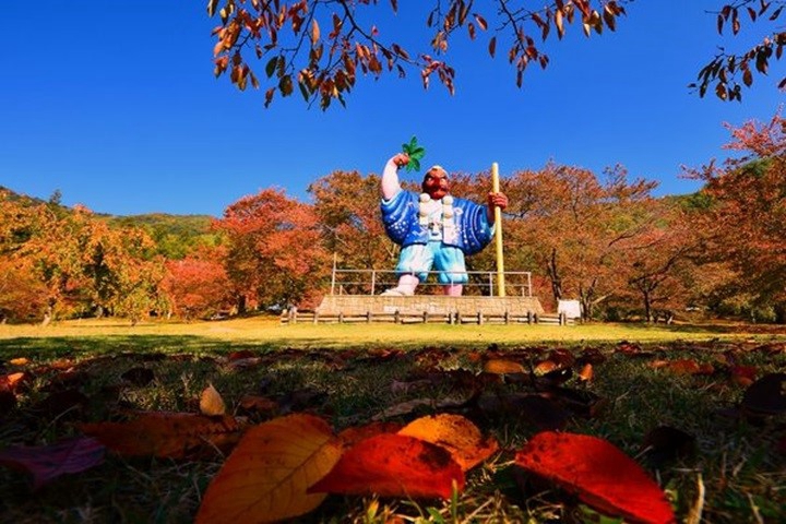 長野縣千曲市戶倉宿小動物公園(KITTY PARK)擁有日本最大天狗像,楓景迷人。 圖:信州千曲觀光局/提供