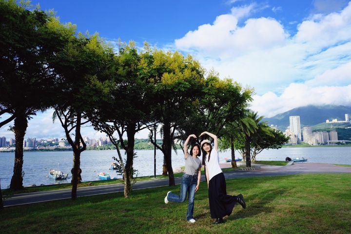 共賞八里沿岸河景及盛開台灣欒樹時,別忘了留下一張合照。 圖:新北市政府水利局/提供