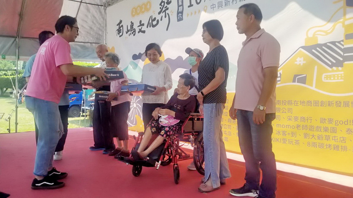 87高齡的黃張粉上台接受表揚。(簡千翔服務處提供)<br /><br />