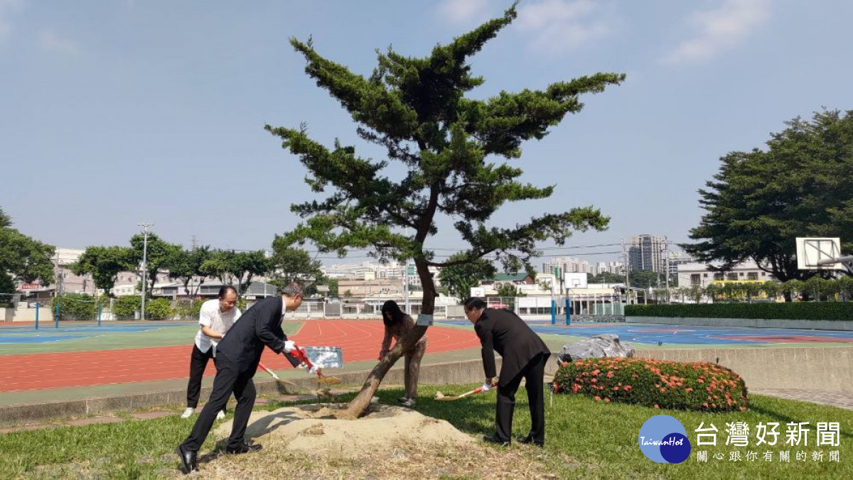 由嶺東科大陳仁龍校長、傑出校友林漢標、嶺東中學蔡寶倫董事長及嶺東學園張台生總執行長共同植樹。(圖/嶺東科技大學)